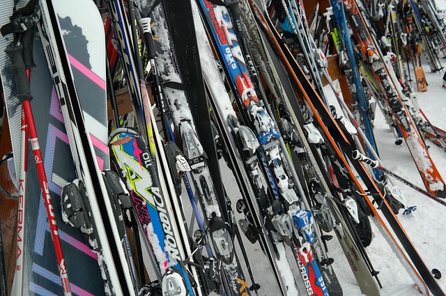 lyžařské hůlky a lyže
