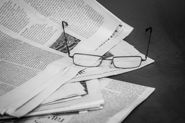 brýle na novinách