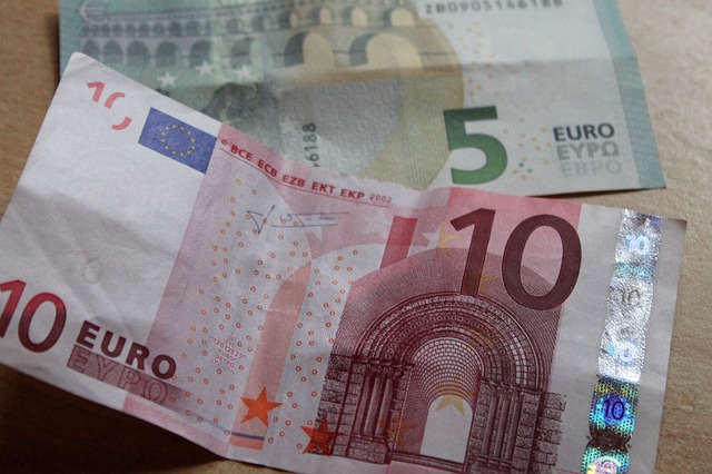bankovky 10 plus 5 euro