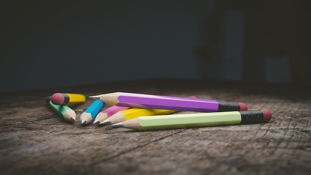 barevné tužky na stole