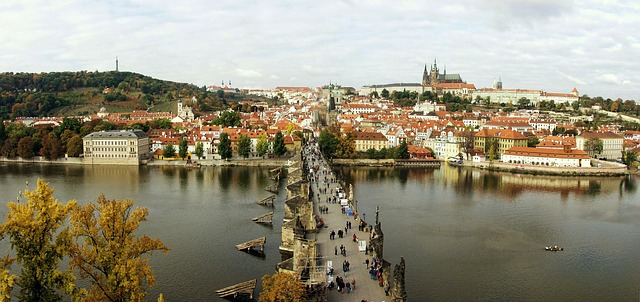 pohled na Karlův most a Pražský hrad.jpg