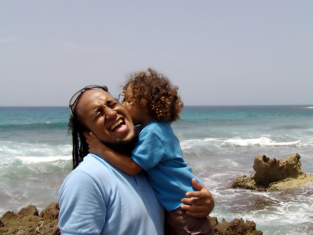 milovaný otec s dítětem na pobřeží