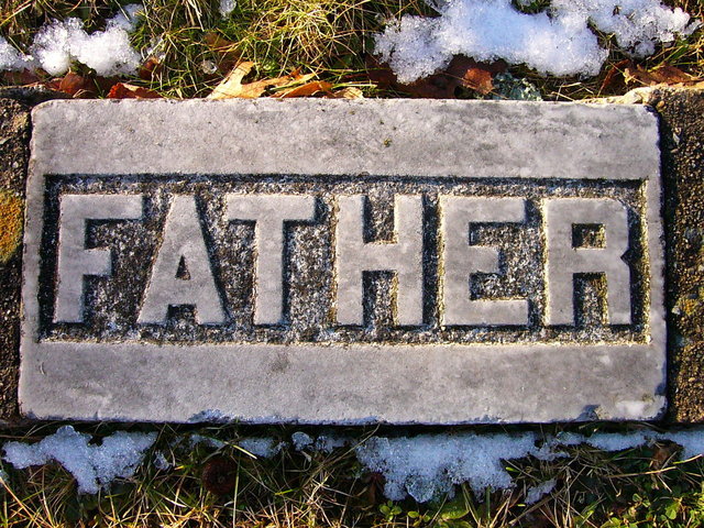 kamenný nápis „Otec“ položený na zemi
