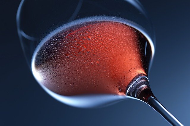 Růžové víno orosené